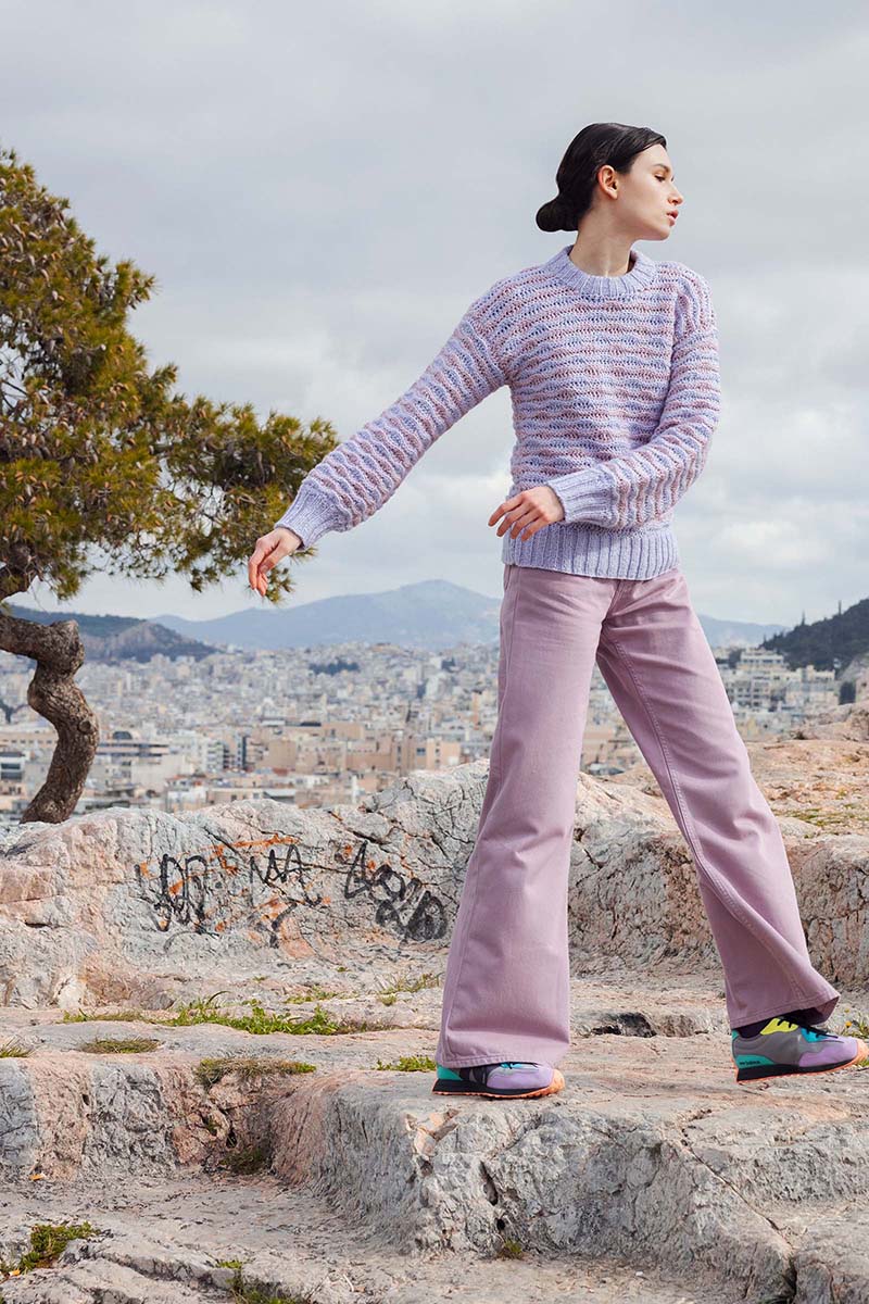 DEFYING GRAVITY Pullover